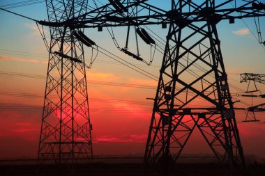 Akşam elektrik iletim pilon silüeti