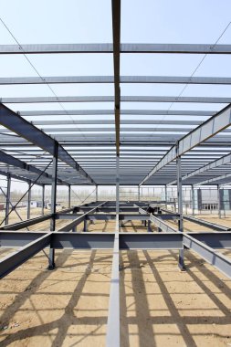 Çelik çerçeve yapısı inşaat alanında.