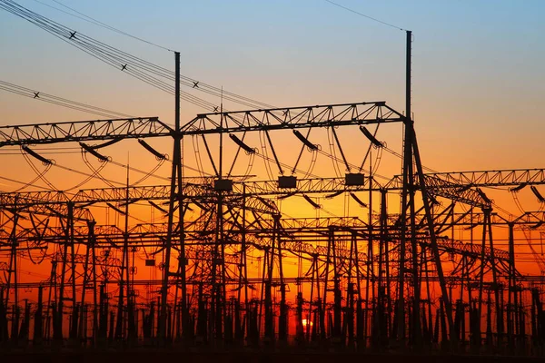 Akşamları, tren istasyonunun ana hatları çok güzeldir.