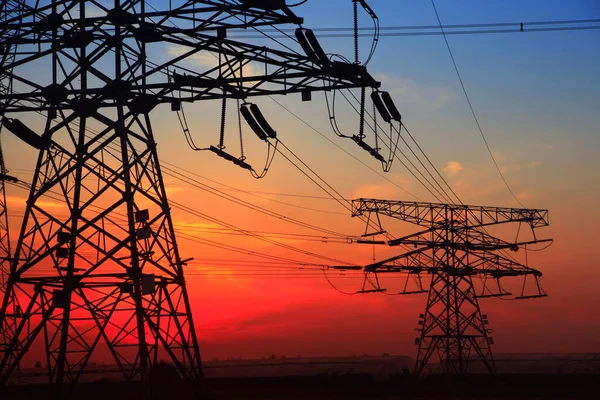 Akşam elektrik iletim pilon silüeti