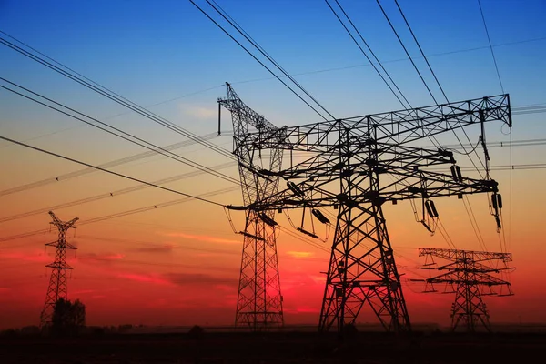 Sylwetka Wieczór Pylon Transmisji Energii Elektrycznej — Zdjęcie stockowe