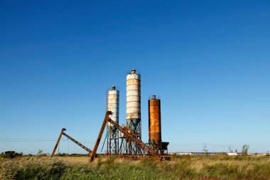 Beton karıştırma kulesi. İnşaat tesisi kavramı.
