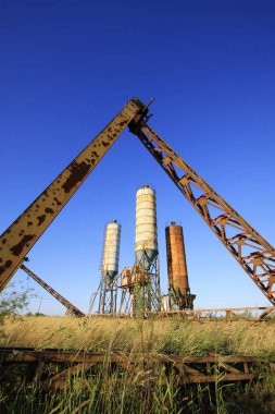 Beton karıştırma kulesi. İnşaat tesisi kavramı.