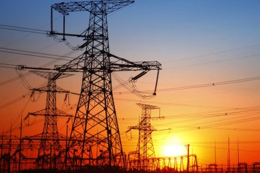 Akşamki elektrik pilonu silueti, çok güzel.