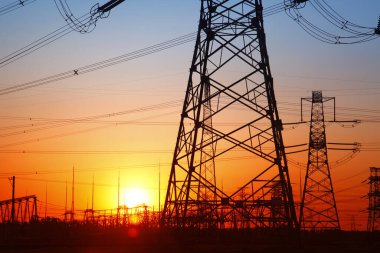 Akşamki elektrik pilonu silueti, çok güzel.