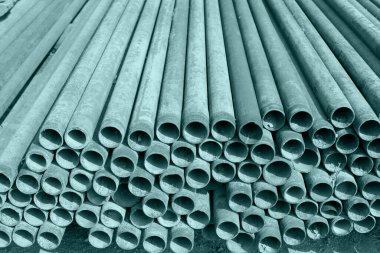 Çelik boru üst üste yığılır.