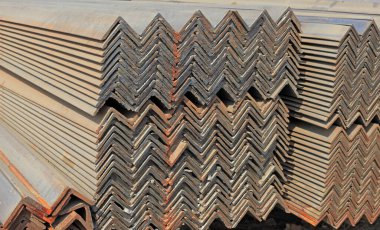 Açı demiri üst üste yığıldı