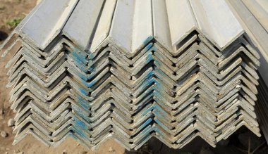 Açı demiri üst üste yığıldı