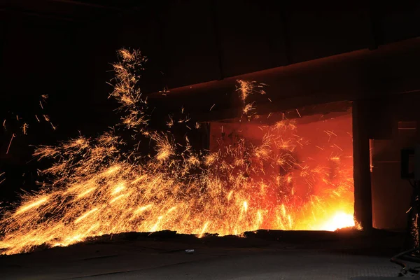 製鉄所 火花が飛ぶ 非常に美しい — ストック写真