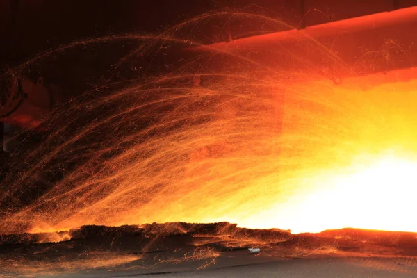 製鉄所 火花が飛ぶ 非常に美しい — ストック写真