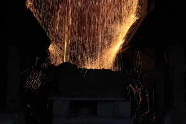 Steelmaking Workshop Sparks Fly Very Beautiful — стоковое фото