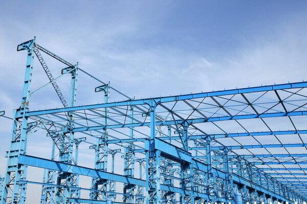 The steel frame structure is under the blue sky