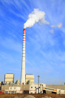Mavi gökyüzünün altında termik santraller