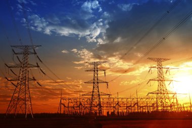 Akşam elektrik iletim pilon silüeti