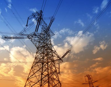 Akşam elektrik iletim pilon silüeti