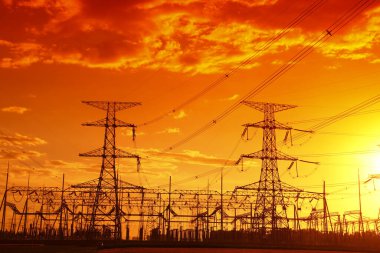 Akşam elektrik iletim pilon silüeti