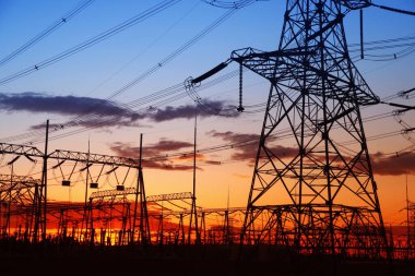 Akşam elektrik iletim pilon silüeti