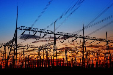 Akşam elektrik iletim pilon silüeti