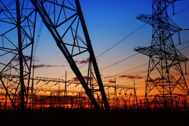 Akşam elektrik iletim pilon silüeti