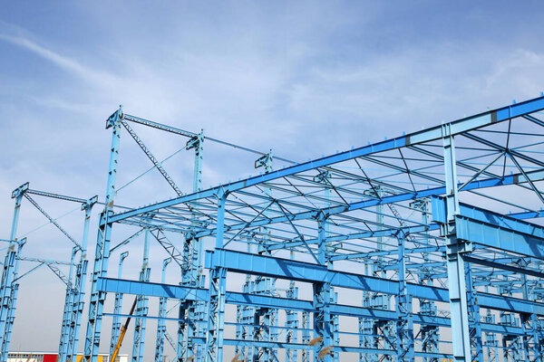 The steel frame structure is under the blue sky