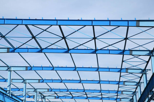 Стальная рама под голубым небом
