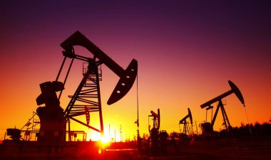 Akşamları, yağ pompasının silüeti.