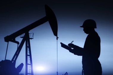 Petrol sahası, petrol işçileri çalışıyoruz