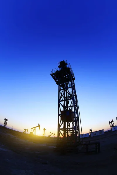 Por Noche Silueta Del Campo Petrolífero Derrick — Foto de Stock