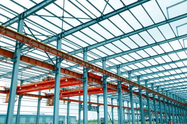 İnşaat alanında, çelik yapı yapım aşamasında.