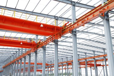 İnşaat alanında, çelik yapı yapım aşamasında.