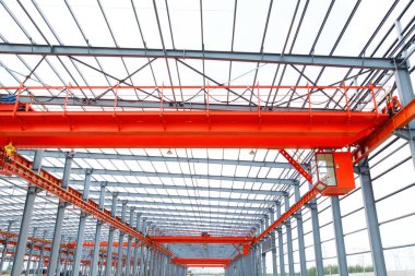 İnşaat alanında, çelik yapı yapım aşamasında.