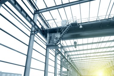 İnşaat alanında, çelik yapı yapım aşamasında.