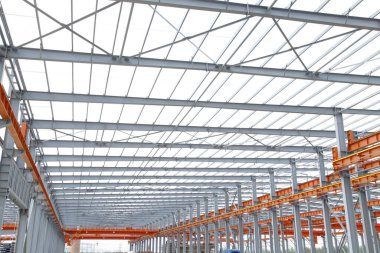 İnşaat alanında, çelik yapı yapım aşamasında.