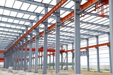 İnşaat alanında, çelik yapı yapım aşamasında.