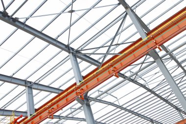 İnşaat alanında, çelik yapı yapım aşamasında.