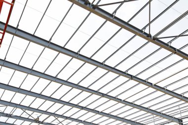 İnşaat alanında, çelik yapı yapım aşamasında.