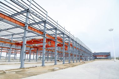 İnşaat alanında, çelik yapı yapım aşamasında.