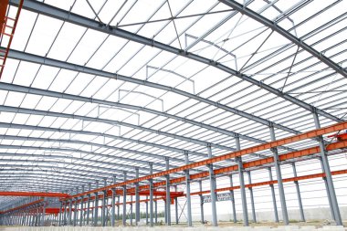 İnşaat alanında, çelik yapı yapım aşamasında.