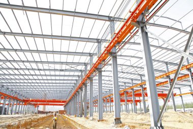 İnşaat alanında, çelik yapı yapım aşamasında.