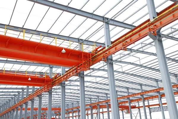 İnşaat alanında, çelik yapı yapım aşamasında.