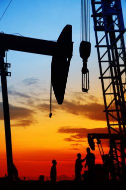 Petrol sahası, petrol işçileri çalışıyoruz