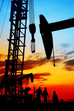 Petrol sahası, petrol işçileri çalışıyoruz