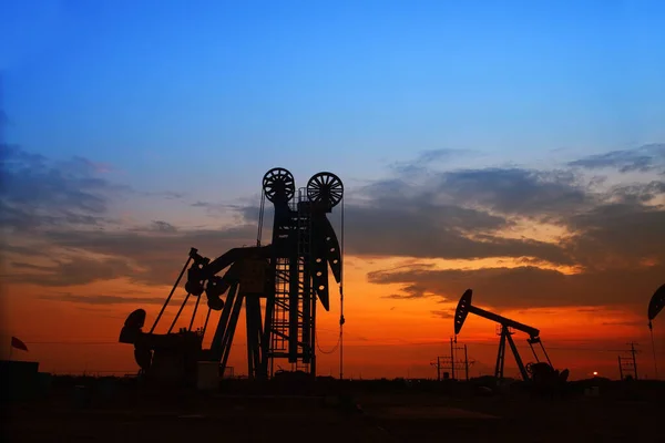 Вечер Нефтепромыслового Насосного Агрегата Силуэта Нефтепромысловой Вышки — стоковое фото