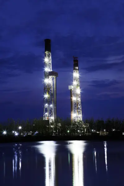 Evening Oilfield Derrick — Stockfoto