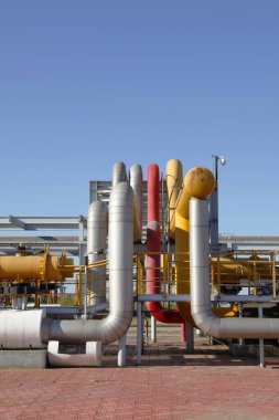 Petrol sahası, petrol boru hatları ve tesisleri