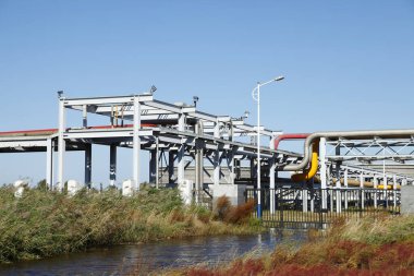 Petrol sahası, petrol boru hatları ve tesisleri