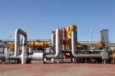 Petrol sahası, petrol boru hatları ve tesisleri