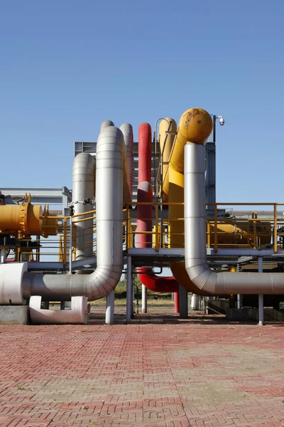 Petrol sahası, petrol boru hatları ve tesisleri