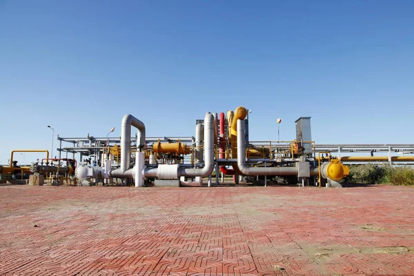 Scena Pól Naftowych Rurociągi Naftowe Urządzenia — Zdjęcie stockowe