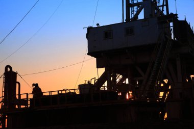 Petrol kuyusu silueti